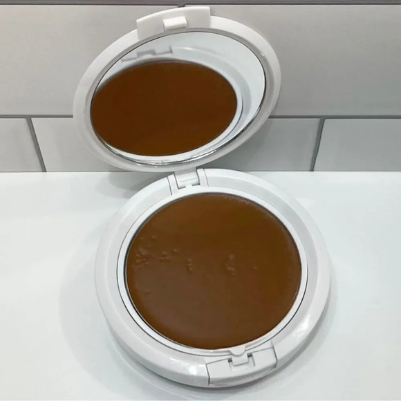 TIGI Cosmetics Dark Creme Foundation - Picture 1 of 4